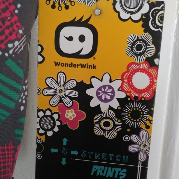 Wonderwink scrub top - Picture 3 of 8